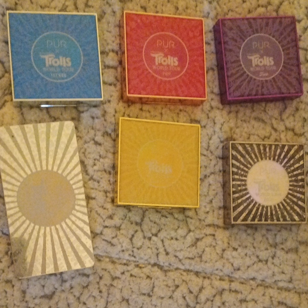 PÜR x Trolls Colorful Eyeshadow/Highlighter Palette Set